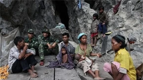 Người Rục, một tộc người sống tách biệt tại Thượng Hóa, Minh Hóa, Quảng Bình, được phát hiện năm 1959 trong hang động và núi rừng. (Ảnh: DNVN)