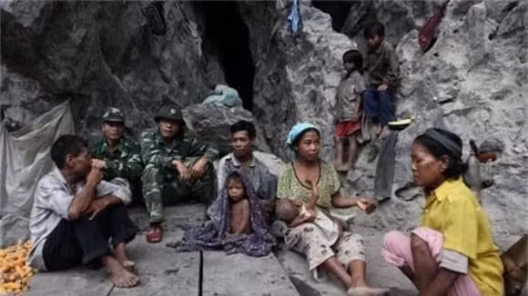 Người Rục, một tộc người sống tách biệt tại Thượng Hóa, Minh Hóa, Quảng Bình, được phát hiện năm 1959 trong hang động và núi rừng. (Ảnh: DNVN)