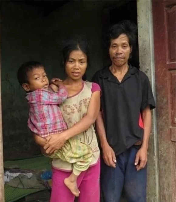 Họ có lối sống nguyên thủy, không mặc quần áo, che thân bằng vỏ cây, và sinh hoạt dựa vào săn bắt, hái lượm. (Ảnh: DNVN)