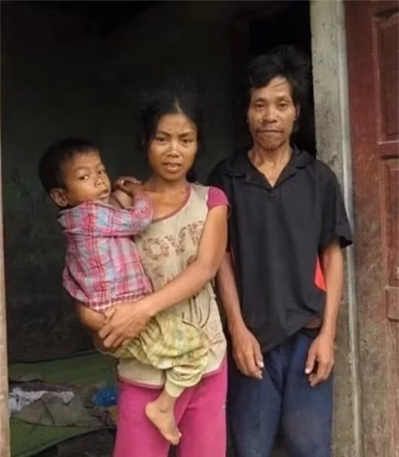 Họ có lối sống nguyên thủy, không mặc quần áo, che thân bằng vỏ cây, và sinh hoạt dựa vào săn bắt, hái lượm. (Ảnh: DNVN)