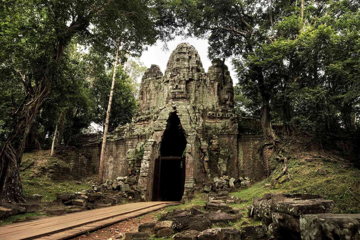 5. Đế chế Khmer: Đông Nam Á, nổi tiếng với Angkor Wat, suy thoái bởi quản lý nước kém, bệnh dịch, và xung đột quyền lực.(Ảnh: ThoughtCo)