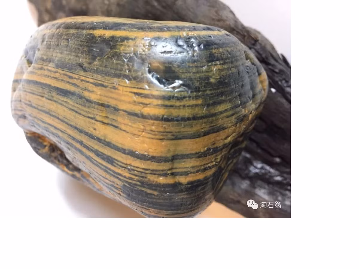 Đá lửa được người xưa dùng để phân biệt vàng thật - giả. Vì vậy, nó còn có tên gọi khác là “đá thử vàng”.(Ảnh: qishizhai)