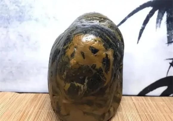 Năm 2003, Lâm Hoa Thành ở Thanh Đảo, Trung Quốc, vô tình nhặt được một hòn đá có hoa văn gấu trúc khi cùng gia đình đi dạo trên bờ biển. (Ảnh: DNVN)