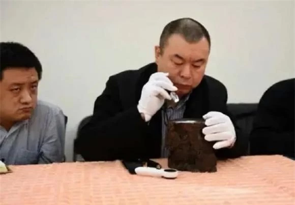 Nhiều nhà sưu tầm đã ngỏ ý muốn mua lại viên đá với giá cao nhất lên tới 1 triệu NDT (3,4 tỉ đồng), nhưng anh Thành kiên quyết không bán.(Ảnh: DNVN)