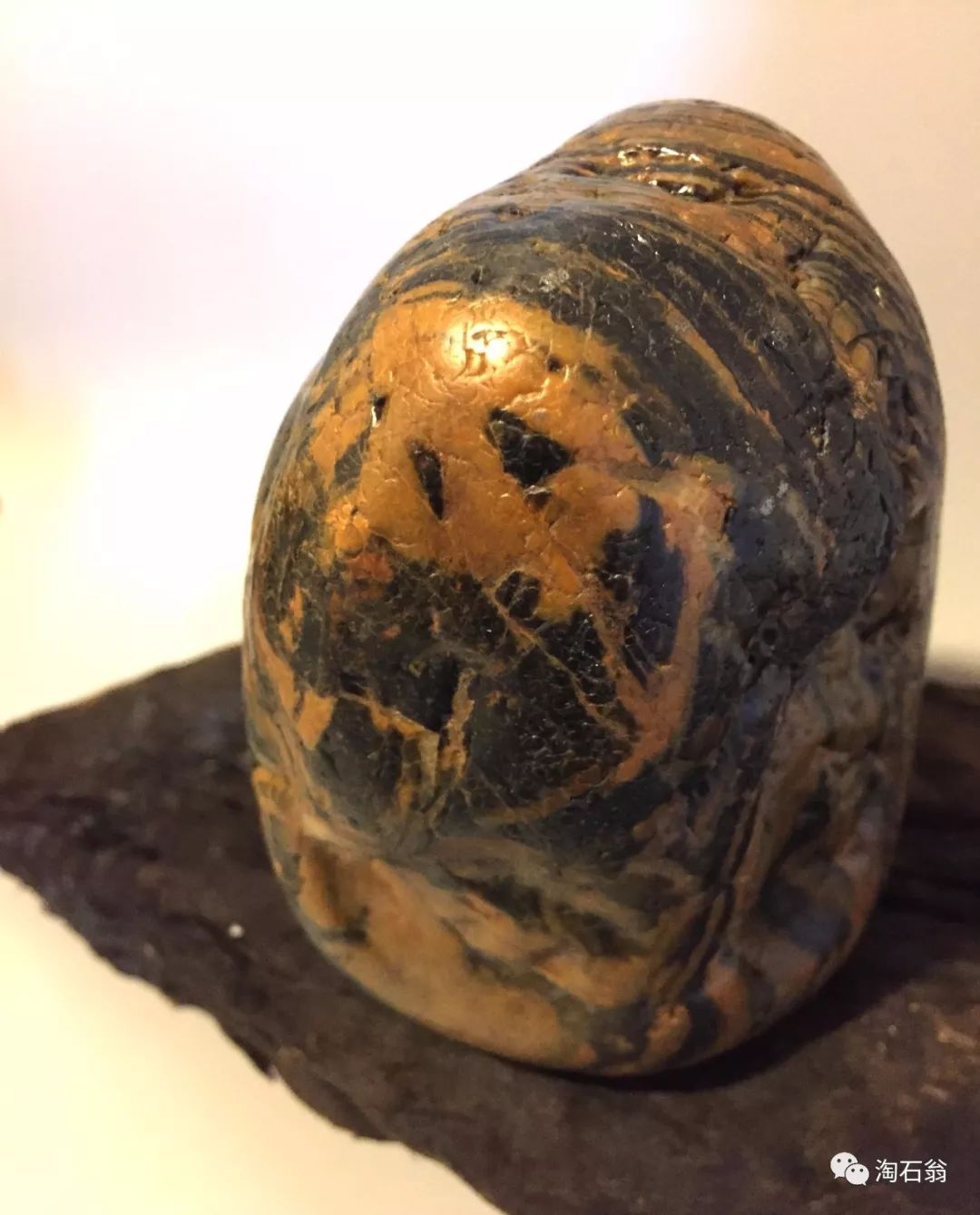 Viên đá gấu trúc kỳ lạ này là đá lửa. Loại đá này giá trị vốn không cao. Tuy nhiên, các chuyên gia lúc đó cảm thấy hoa văn gấu trúc trên hòn đá quá đỗi đặc biệt. Nhất là khi gấu trúc được coi là biểu tượng, là “quốc bảo” của Trung Quốc. Vậy nên, viên đá đã được định giá lên tới 150 triệu NDT (hơn 500 tỉ đồng).(Ảnh: qishizhai)