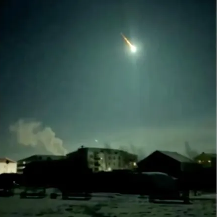 Mới đây, một tiểu hành tinh đã thắp sáng bầu trời vùng Yakutia ở Viễn Đông nước Nga vào sáng sớm thứ Tư, tạo ra quả cầu lửa trước khi có khả năng bốc cháy trong bầu khí quyển. Bộ tình trạng khẩn cấp Yakutia đã đặt các cơ quan trong tình trạng báo động nhưng không có thiệt hại nào được báo cáo. (Ảnh: Bộ Nội vụ Cộng hòa Yakutia)