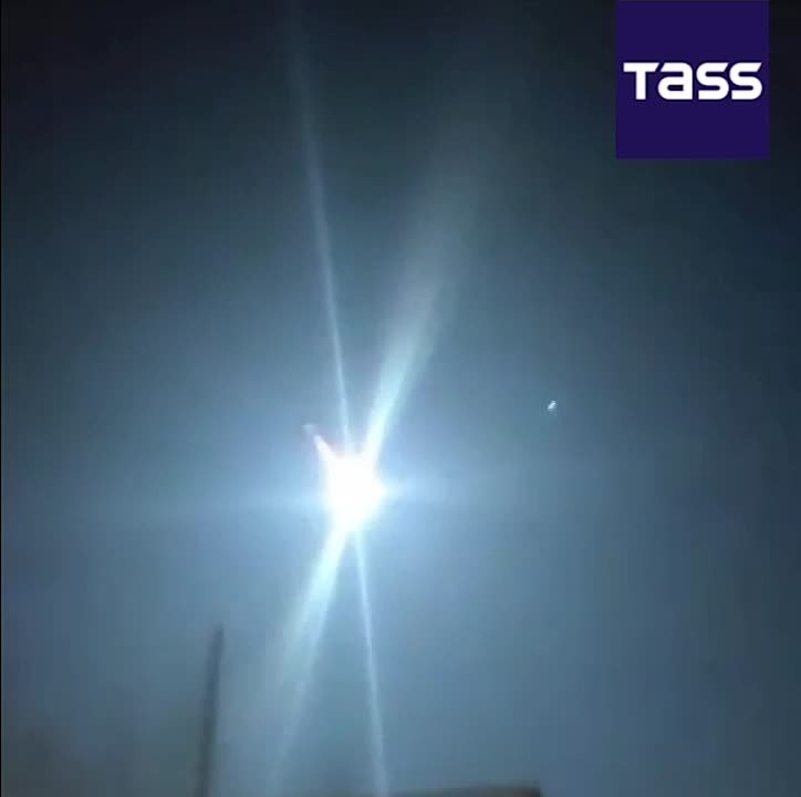 Người dân ở quận Olekminsk và Lensk quan sát thấy một đuôi giống sao chổi và tia sáng vào ban đêm. Tiểu hành tinh này, có tên là C0WECP5, bay qua bầu khí quyển của Trái đất trên vùng nước Yakutia mà không gây ra thiệt hại.(Ảnh: Pravda)