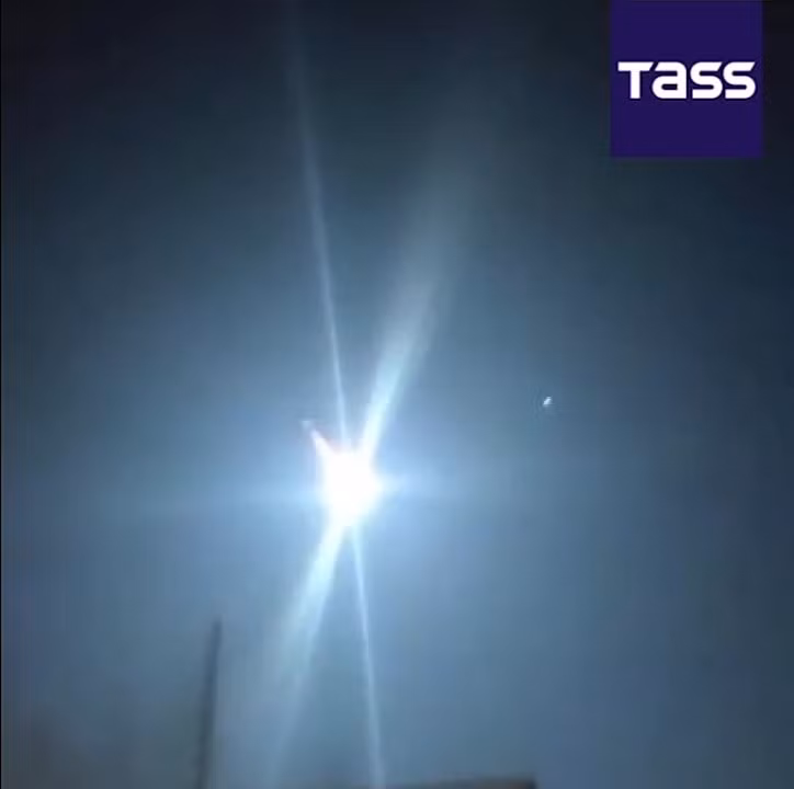 Người dân ở quận Olekminsk và Lensk quan sát thấy một đuôi giống sao chổi và tia sáng vào ban đêm. Tiểu hành tinh này, có tên là C0WECP5, bay qua bầu khí quyển của Trái đất trên vùng nước Yakutia mà không gây ra thiệt hại.(Ảnh: Pravda)