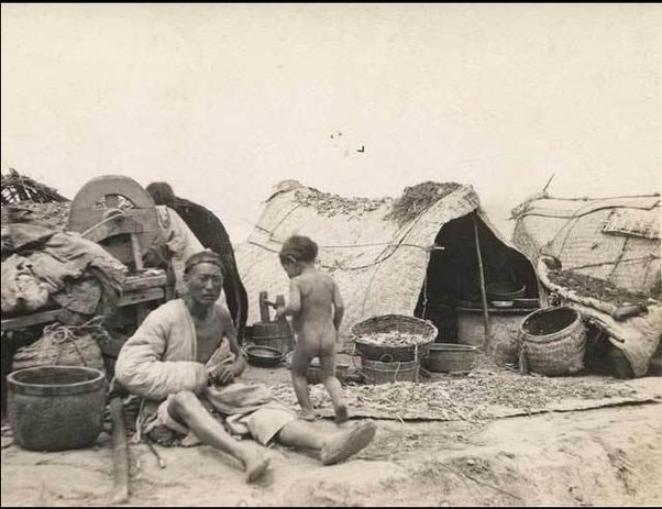 3. Nạn đói Trung Quốc năm 1907: Lũ lụt nghiêm trọng phá hủy mùa màng trên diện rộng, dẫn đến cái chết của 25 triệu người. Thảm họa này làm suy yếu nhà Thanh, góp phần vào sự sụp đổ của triều đại.(Ảnh: Quora)