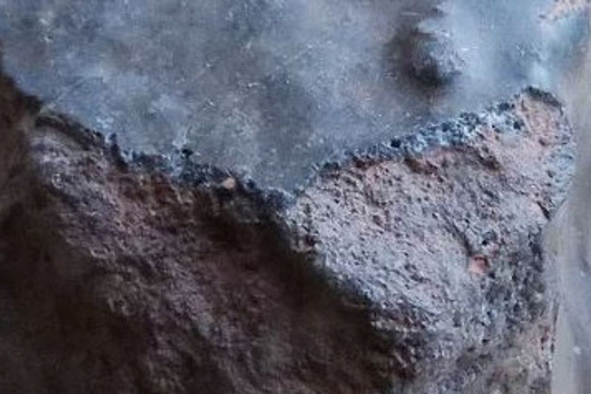 NWA 13188 nặng 646 gram và có bề ngoài màu đen đặc trưng. Khi tiến hành phân tích thành phần của thiên thạch này, các nhà khoa học phát hiện rằng kết cấu của nó được hình thành từ các khoáng chất nóng chảy do núi lửa tạo ra trên Trái Đất. Điều này mở ra giả thuyết rằng tảng đá có thể đã được phóng ra khỏi Trái Đất do hoạt động núi lửa. Tuy nhiên, hành trình phi thường của nó vẫn chưa dừng lại ở đó.(Ảnh: VOI)