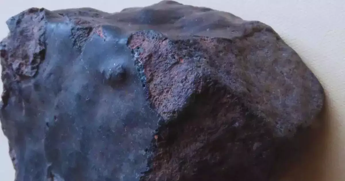 Vào năm 2018, một tảng đá đen bí ẩn được tìm thấy ở Maroc đã làm dấy lên sự tò mò và kinh ngạc trong cộng đồng khoa học. Được đặt tên là NWA 13188, tảng đá này không chỉ là một thiên thạch bình thường mà còn được cho là đã thực hiện một chuyến du hành kỳ bí, rời Trái Đất ra ngoài vũ trụ rồi quay trở lại hành tinh của chúng ta. (Ảnh: Navbharat Times)