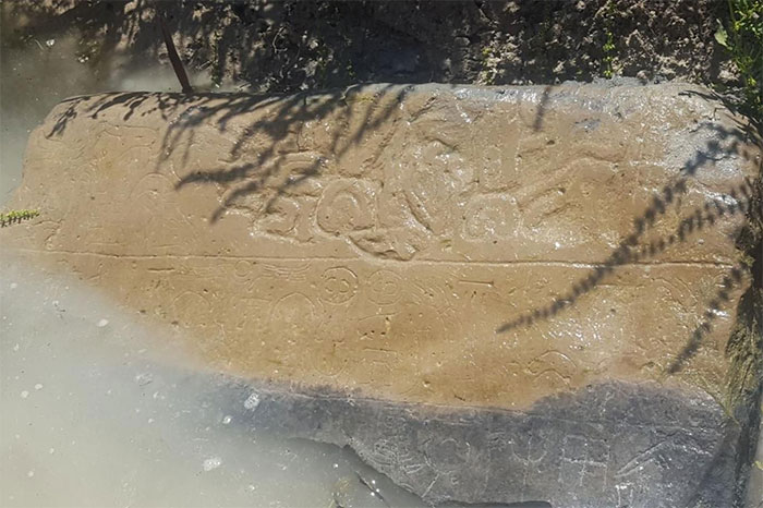 Các nhà khảo cổ phát hiện một hòn đá lớn bên bờ sông ở miền nam Thổ Nhĩ Kỳ, tiết lộ thông tin về một thành phố cổ bị lãng quên hàng nghìn năm trước. (Ảnh: JAMES OSBORNE)