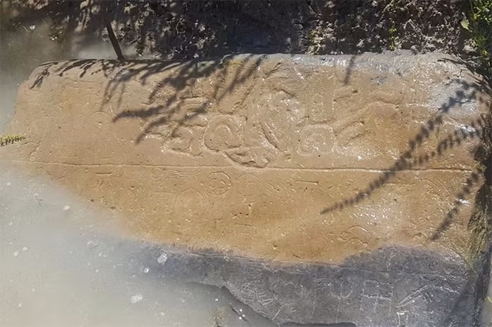 Các nhà khảo cổ phát hiện một hòn đá lớn bên bờ sông ở miền nam Thổ Nhĩ Kỳ, tiết lộ thông tin về một thành phố cổ bị lãng quên hàng nghìn năm trước. (Ảnh: JAMES OSBORNE)