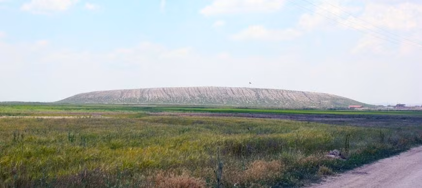 Dự án khảo cổ tiếp tục được triển khai, dự đoán sẽ khám phá các cung điện, tượng đài và nhà cửa dưới gò đất Türkmen-Karahöyük.(Ảnh: ZME Science)