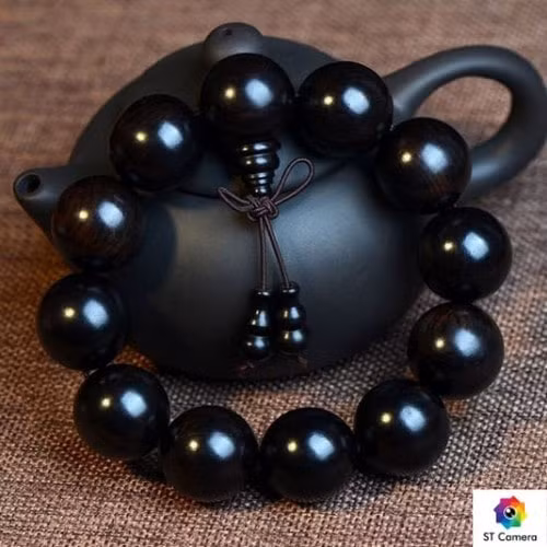 Ngoài sự hiếm có, giá trị của gỗ mun còn đến từ ý nghĩa văn hóa, đặc biệt trong văn hóa phương Đông, nơi gỗ này được xem là biểu tượng xua đuổi tà ma và cầu mong may mắn. (Ảnh:ST Camera)