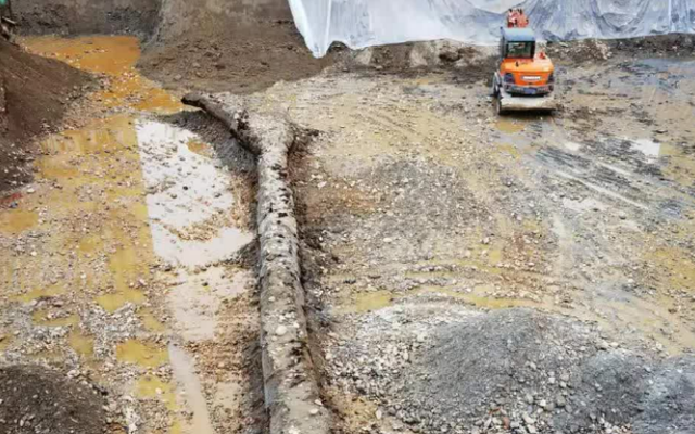 Một khúc gỗ dài 40m, được phát hiện tại công trường ở Miên Dương, Trung Quốc, đã khiến toàn bộ công trình phải dừng khẩn cấp để kiểm tra. (Ảnh: Đời sống và pháp luật) 