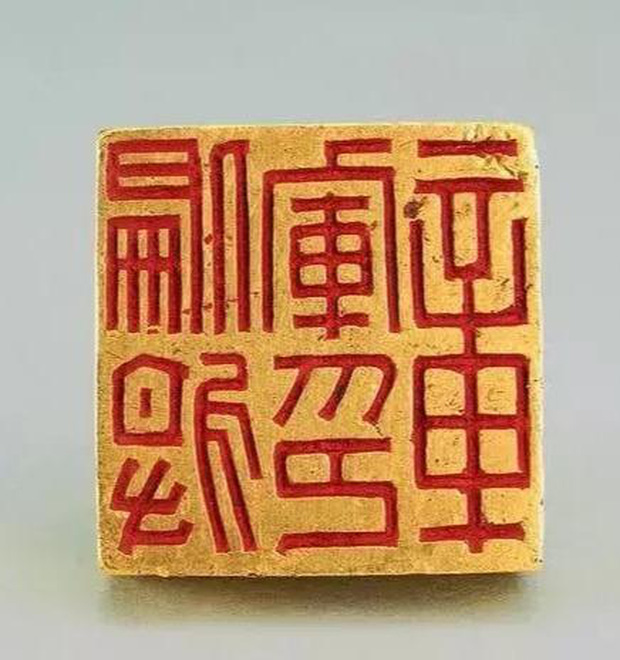 Sự việc thu hút sự chú ý của người dân địa phương và chính quyền, họ đã mời các chuyên gia khảo cổ đến kiểm tra.(Ảnh: Pháp luật và bạn đọc)