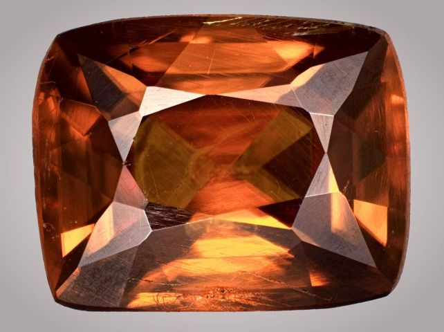 Đây là một oxit bismuth-antimon, hình thành từ sự kết hợp hiếm có của các nguyên tố trong điều kiện địa chất đặc biệt ở khu vực Mogok.(Ảnh: ScienceAlert)