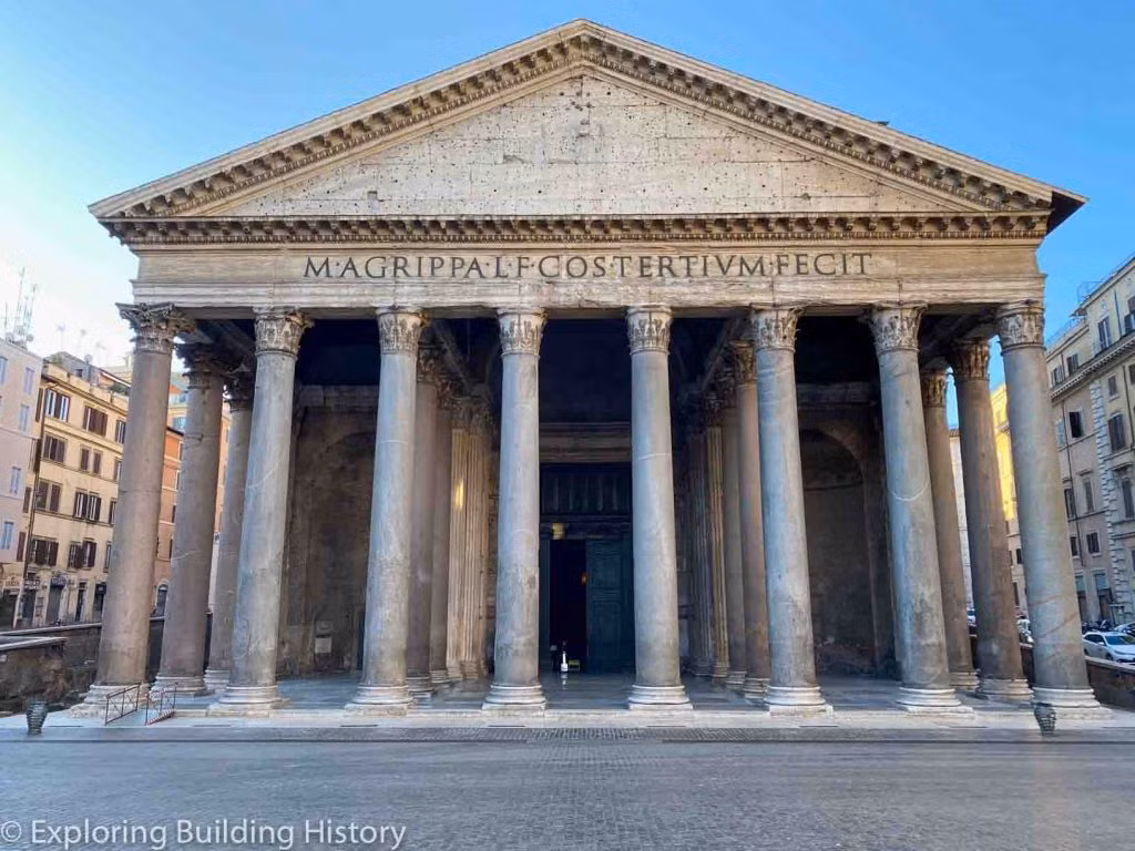 Khả năng vượt trội của bê tông La Mã được minh chứng rõ nét qua hàng loạt công trình kiên cố. Đền Pantheon, công trình xây bằng bê tông không cốt thép lớn nhất thế giới, vẫn đứng vững suốt hai thiên niên kỷ. Tường chắn sóng La Mã, chịu va đập liên tục từ biển cả, vẫn bền bỉ qua hàng nghìn năm.(Ảnh: Exploring Building History)