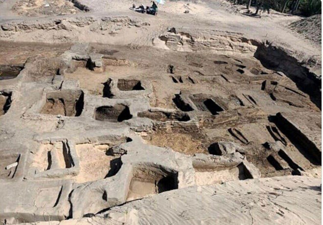 Trước đó, các nhà khảo cổ Ai Cập cũng đã phát hiện một kho cổ vật bằng vàng chôn cất gần 3.000 năm trong mộ cổ tại Tel-El-Dir, thành phố Damietta. Tại đây, họ tìm thấy 63 mộ cổ chứa đầy tượng nhỏ, đồ gốm, tiền xu và một chiếc gương.(Ảnh: Daily Mail)