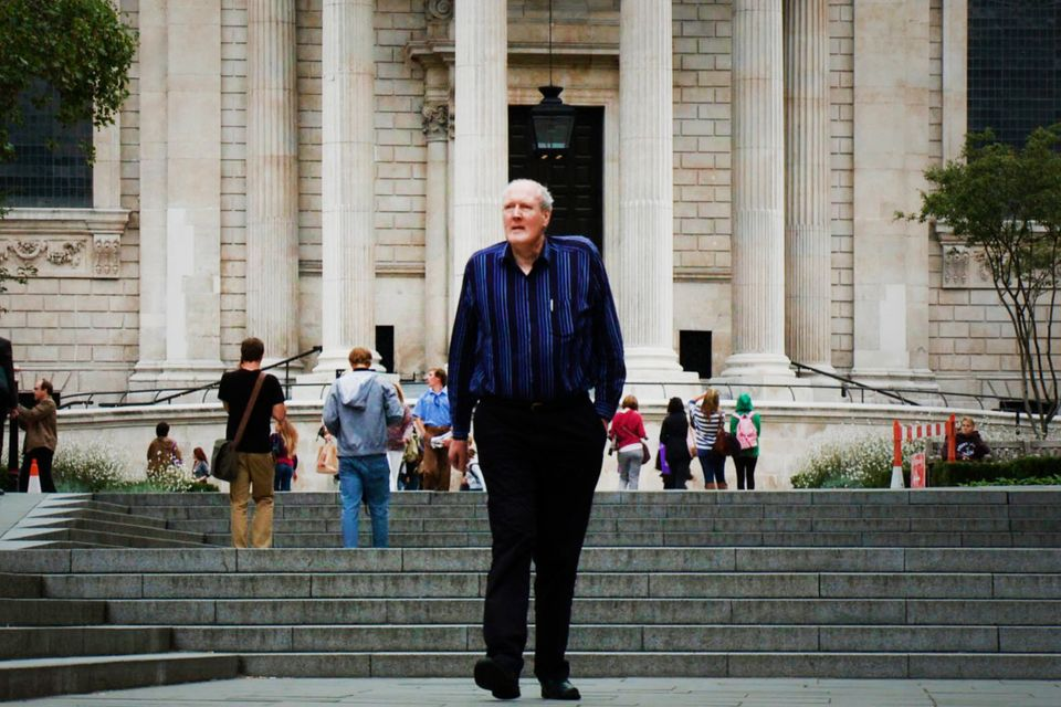 Brendan Holland, một người cao 2,1m mang gene này, đã được điều trị ngăn chặn sự phát triển chiều cao và chia sẻ về nỗi đau thể chất do khối u tuyến yên. (Ảnh: Belfast Telegraph)