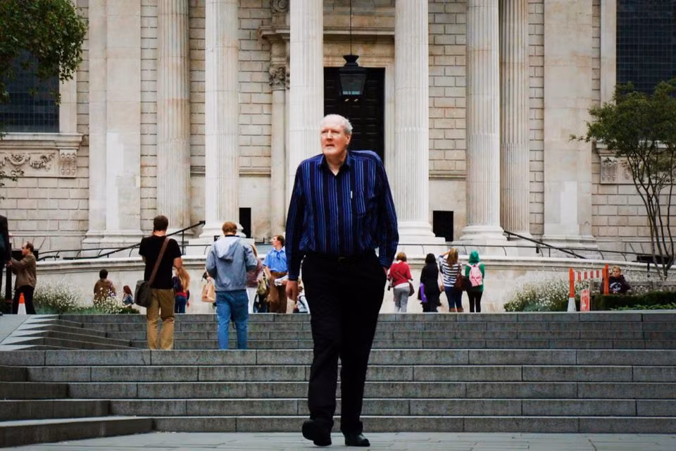 Brendan Holland, một người cao 2,1m mang gene này, đã được điều trị ngăn chặn sự phát triển chiều cao và chia sẻ về nỗi đau thể chất do khối u tuyến yên. (Ảnh: Belfast Telegraph)