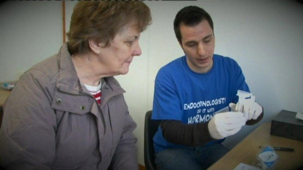 10-15% trong số này mắc bệnh to cực do cơ thể tiết ra quá nhiều hormone tăng trưởng. (Ảnh: BBC)