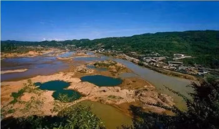 Sông Uyu ở phía bắc Myanmar được mệnh danh là dòng sông đắt giá nhất thế giới, chứa hơn 95% sản lượng ngọc bích toàn cầu. (Ảnh: DNVN)