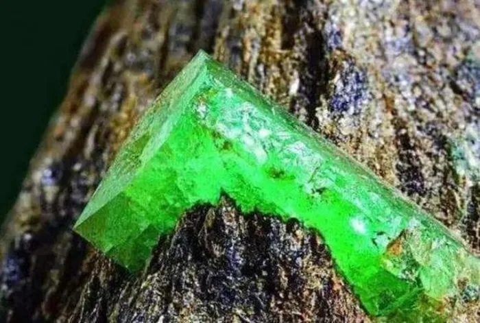 Ngọc bích từ sông Uyu nổi tiếng với vẻ đẹp và giá trị bậc nhất, là nguồn nguyên liệu quý giá cho ngành chế tác trang sức thế giới.(Ảnh: DNVN)