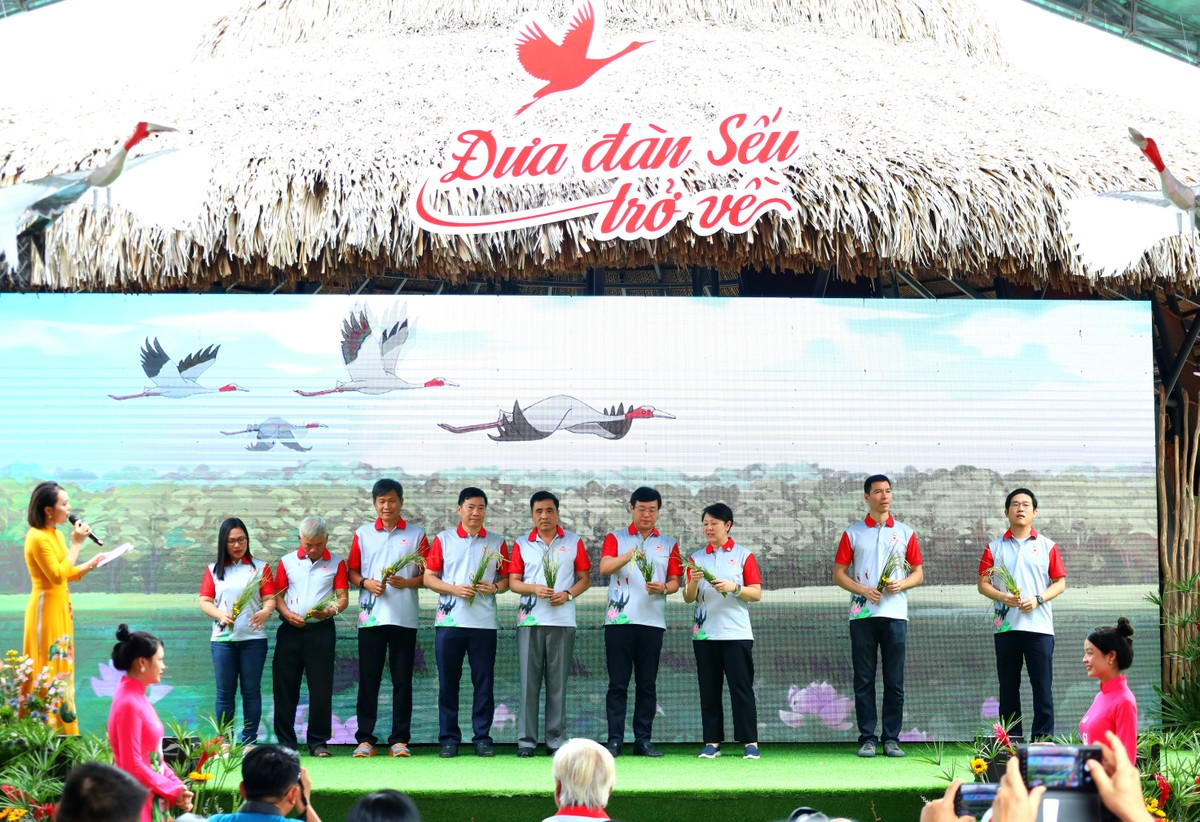 Mới đây, Đồng Tháp đã công bố Đề án Bảo tồn và Phát triển sếu đầu đỏ tại Vườn Quốc gia Tràm Chim giai đoạn 2022-2032. Mục tiêu của đề án là phục hồi và phát triển sếu đầu đỏ bằng cách nuôi và thả lại tự nhiên. Trong 10 năm tới, dự kiến sẽ đưa về Tràm Chim 100 cá thể sếu từ Thái Lan. Đề án nhận được sự ủng hộ từ nhiều tổ chức quốc tế như WWF, Hội Sếu quốc tế, và các vườn thú. (Ảnh: Tiền phong)