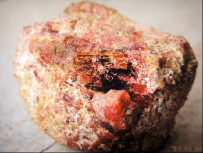 Một phát hiện chấn động đã làm rúng động giới địa chất và đá quý toàn cầu khi một viên đá quý khổng lồ được tìm thấy tại mỏ Tân Hương, huyện Yên Bình, tỉnh Yên Bái hồi tháng 4/1997. Viên đá này, sau khi được làm sạch và loại bỏ tạp chất, nặng tới 2,16 kg, tương đương 10.800 carat, và được đặt tên là "Ngôi sao Việt Nam". (Ảnh: Tahi Gems)