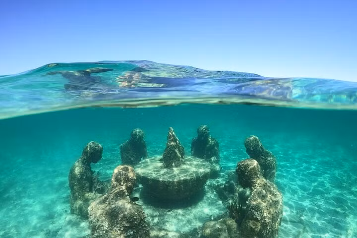 Không chỉ là điểm đến nghệ thuật, MUSA còn gửi gắm thông điệp bảo tồn môi trường biển. Lặn xuống MUSA, du khách không chỉ chiêm ngưỡng vẻ đẹp của nghệ thuật mà còn cảm nhận nhịp sống của đại dương bao la. (Ảnh:Peek)