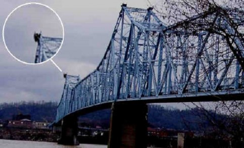 Lần đầu ghi nhận hiện đại về Mothman là năm 1966 tại Point Pleasant, Tây Virginia, khi nhiều người nhìn thấy sinh vật kỳ lạ. (Ảnh: P.U.L.S.E World Edition)