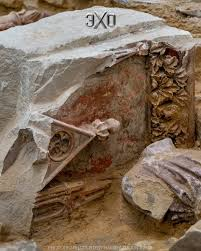 Màn chắn thánh giá vừa là bục thuyết giảng cho linh mục, vừa tạo không gian riêng tư cho các buổi cầu nguyện.(Ảnh: X)