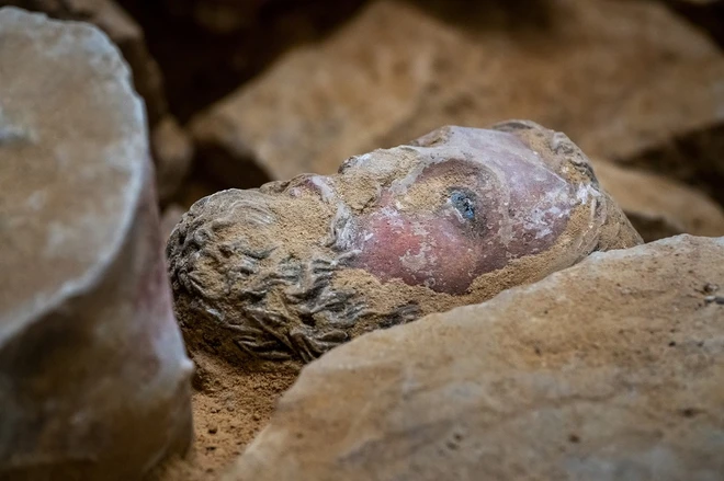 Nhóm khảo cổ phát hiện một quan tài chì và các bức tượng điêu khắc bằng đá vôi có kích thước bằng người thật dưới nền nhà thờ.(Ảnh: Inrap)