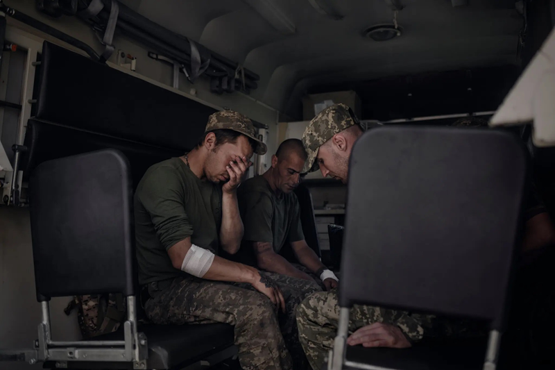 Một chỉ huy của Lữ đoàn bộ binh số 21 Ukraine đã công khai phàn nàn về tổn thất to lớn của họ ở Kursk. Ông công bố một đoạn video nói rằng đội quân có 350 người vào Kursk, nhưng chỉ có 40 người rời khỏi, và đến giờ vẫn còn 15 người sống sót, với tỷ lệ thương vong vượt quá 95%. Ảnh: IT.