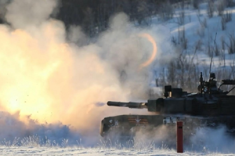 Sau vài giờ bắn phá dữ dội, Quân đội Nga đã phát động cuộc tấn công cơ giới vào Leonidovo. Dưới sự yểm trợ liên tục của pháo binh và máy bay, họ đã phá vỡ phòng tuyến của quân Ukraine và tiến vào ngôi làng từ ngoại ô phía tây, nhưng vẫn chưa thể củng cố vị trí. Gần làng Tolstoy Lug, các binh sĩ của Sư đoàn 106 Nga bắt đầu tiến sâu vào dải rừng thung lũng Snagost ở phía bắc ngôi làng, trong khi Lữ đoàn 83 tấn công mạnh mẽ về phía đông làng. Hai đơn vị này đang chuẩn bị phối hợp để đẩy Quân đội Ukraine ra khỏi khu vực này. Ảnh: AVP.