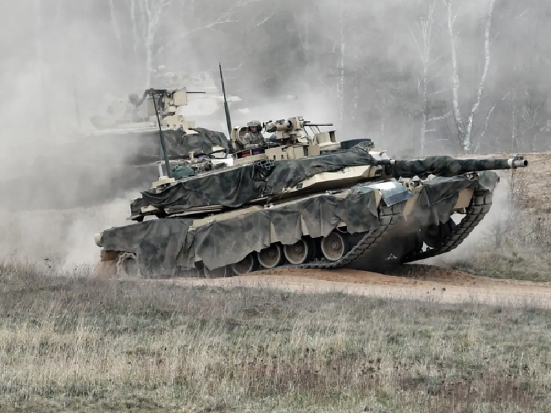 Theo báo cáo, do việc xe tăng liên tục bị phá hủy đã ảnh hưởng đến danh tiếng của vũ khí do Mỹ sản xuất, Quân đội Ukraine buộc phải rút xe tăng này về. Tuy nhiên, bây giờ họ lại đưa xe tăng trở lại chiến trường, điều này dường như cho thấy, các xe bọc thép khác của Ukraine đã bị phá hủy gần hết, buộc họ phải đưa xe tăng Mỹ trở lại. Ảnh: EPA.