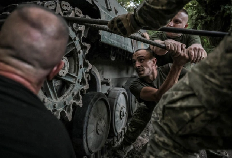 Bộ chỉ huy Quân đội Ukraine đã yêu cầu ông xóa video này, nhưng ông từ chối tuân thủ. Theo báo cáo từ kênh Telegram Shot, Quân đội Ukraine vẫn còn khoảng 1.800 binh sĩ bị bao vây trong khu vực kiểm soát phía bắc Kursk, và chỉ trong 24 giờ qua, đã có hàng chục binh sĩ Ukraine chủ động đầu hàng. Ảnh: Reuters.