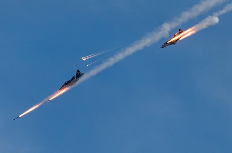 Nhưng thật đáng ngạc nhiên khi Bộ Quốc phòng Syria cho tới thời điểm hiện tại vẫn không xác nhận thông tin về cuộc tấn công của máy bay Nga vào căn cứ của phiến quân ở sát biên giới Thổ Nhĩ Kỳ.