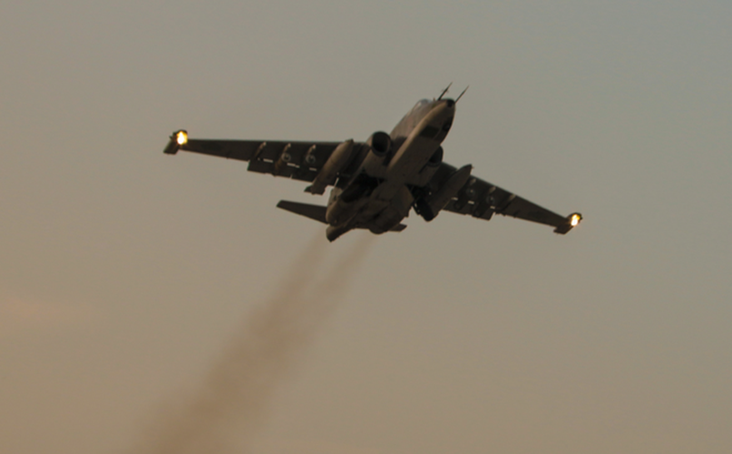 Nguồn tin cho biết, cuộc không kích xảy ra dọc biên giới Syria - Thổ Nhĩ Kỳ, nguyên nhân là bởi các tay súng thánh chiến bị cáo buộc đang lên kế hoạch tấn công quân đội Syria và Nga, dẫn tới việc Moskva phải đưa ra hành động ngăn chặn.