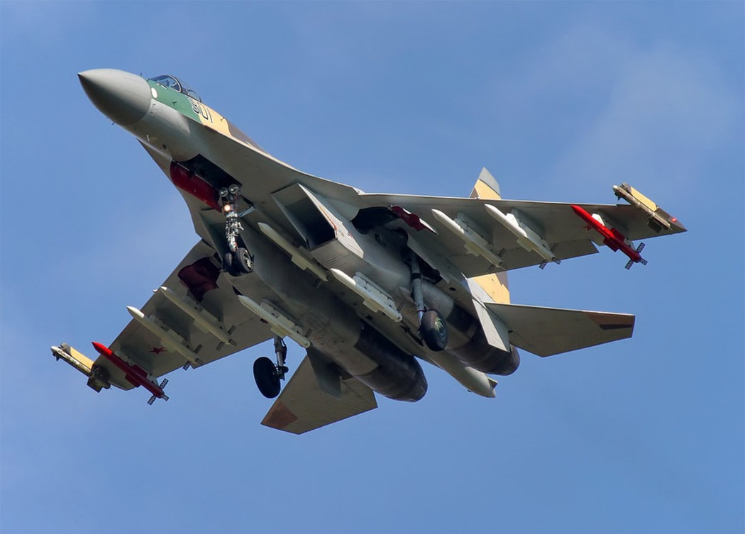 Xét trên phương diện đối kháng, Su-35 Flanker-E có lẽ là đối thủ duy nhất của F-15. Mẫu máy bay của Nga được phát triển với những cải tiến vượt trội nhằm giúp nó đảm trách vai trò chủ lực trong Không quân Nga trong các thập niên tới. Tuy nhiên, giá thành Su-35 quá cao khiến nó trở nên khó phổ dụng.