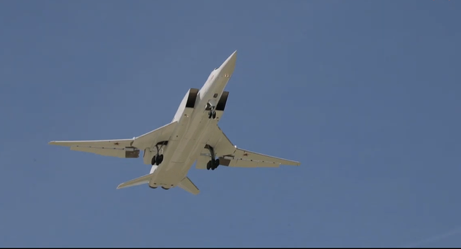 Vũ khí chính của Tu-22M3M là ba tên lửa diệt hạm hạng nặng Kh-22 với tầm bắn 600 km hoặc 10 tên lửa đạn đạo chống hạm Kh-15 có khả năng đánh trúng mục tiêu từ cách 300 km.