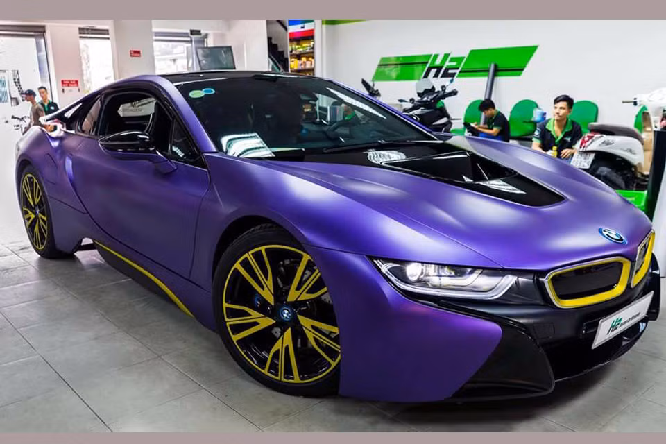 Mới đây, hình ảnh của một chiếc siêu xe BMW i8 trong lớp đề-can màu xanh tím xuất hiện tại Sài Gòn nhanh chóng nhận được sự quan tâm lớn. So với những chiếc từng xuất hiện trước đây, thì đây được xem là chiếc sở hữu tông màu khá độc và lạ. 