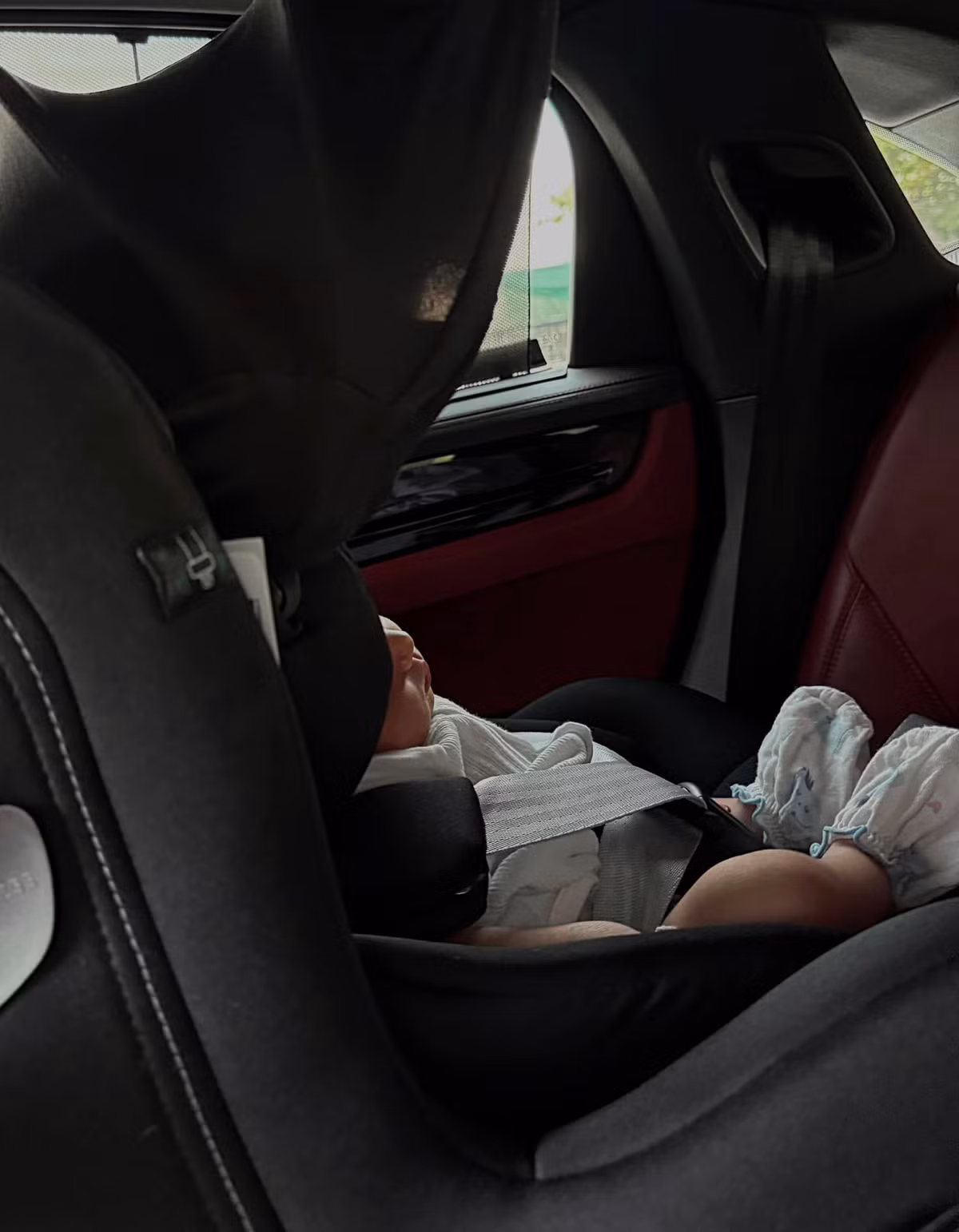 Dù chính thức lên chức bố chưa lâu, thế nhưng trong những hình ảnh được Yến Xuân đăng tải, Văn Lâm đã ra dáng ông bố bỉm sữa thực thụ. Theo tiết lộ từ phía nàng WAGs, Đặng Văn Lâm đang chăm chú nghiên cứu cách sử dụng máy móc và tìm tòi một số vật dụng dành cho em bé sơ sinh.