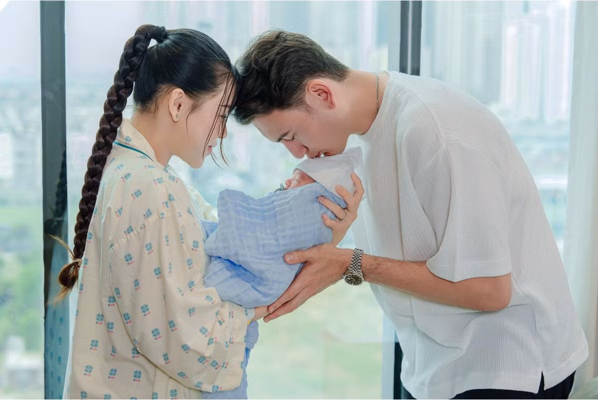 Nhiều người dành lời ngợi khen và nhận xét thủ môn Đặng Văn Lâm sớm ra dáng bố bỉm dù chỉ mới "lên chức" chưa lâu.