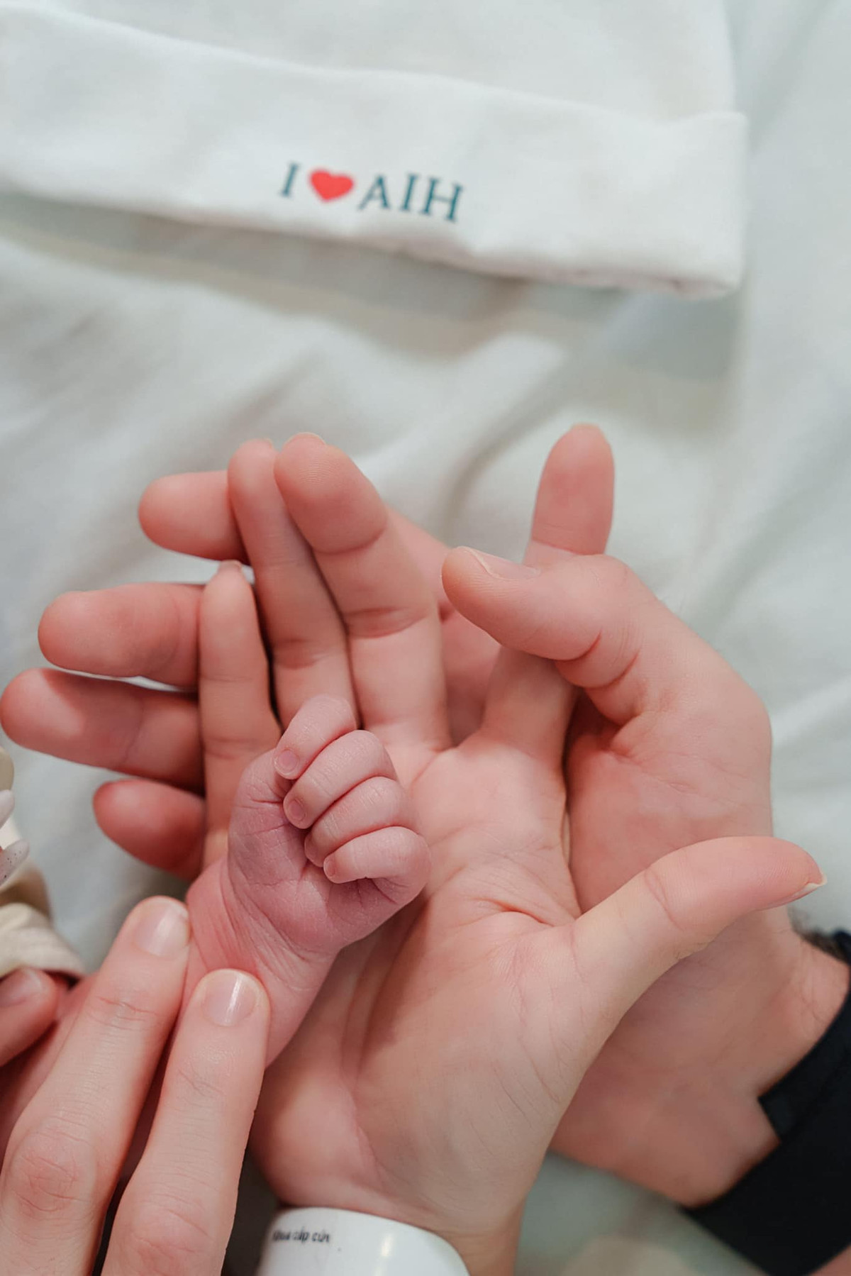 Sau đó, chỉ 2 tháng, vợ chồng anh chia sẻ tin vui về việc sắp đón con đầu lòng.