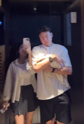 Đặng Văn Lâm cũng vô cùng dịu dàng khi bế em bé. Hay lúc cho con ăn, Văn Lâm dành cho con ánh mắt trìu mến, ấm áp.