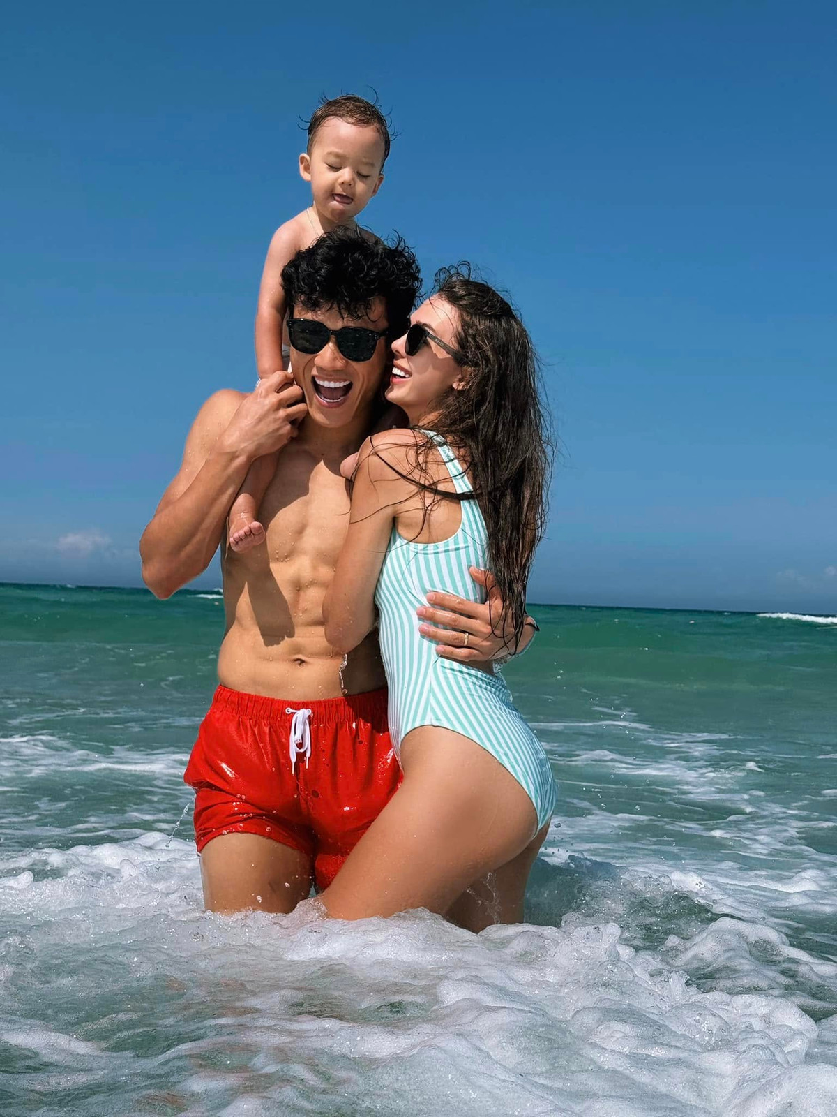 Khi thì là những thiết kế bikini 1 mảnh liền thân.