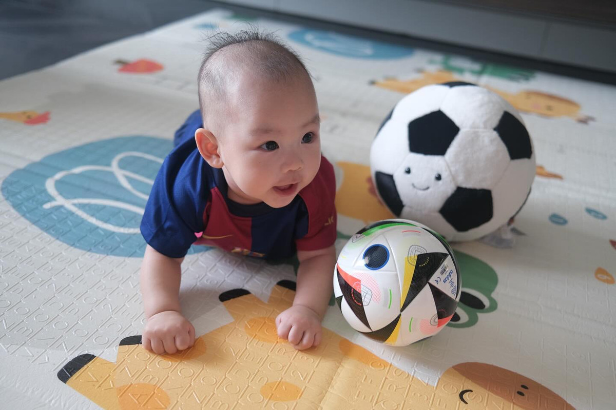 Về chung nhà vào cuối năm 2023, tổ ấm của vợ chồng Đoàn Văn Hậu - Doãn Hải My càng thêm viên mãn khi đón con trai đầu lòng. "Bé rồng" chào đời vào tháng 5/2024, được bố mẹ đặt tên Minh Đăng, tên thân mật là Lúa.